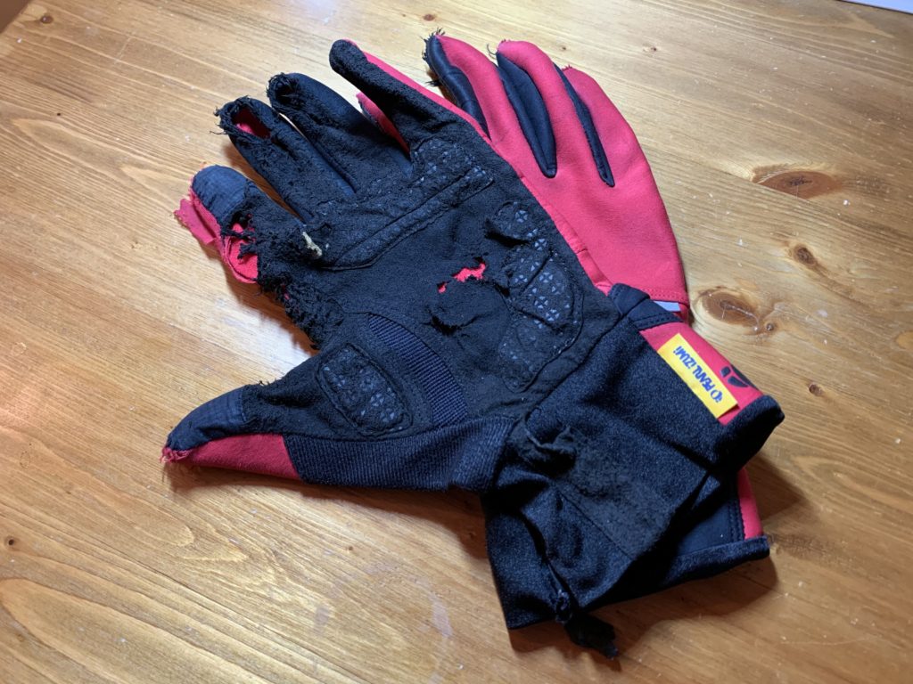 気に入っているボロボロの手袋。同じようなデザインをプレゼントされると嬉しいが、違うデザインだったら…