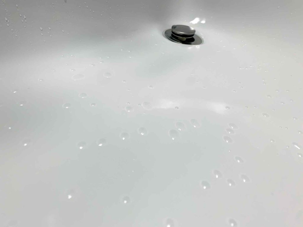 プラルタで撥水加工を施した洗面台の水の弾き
