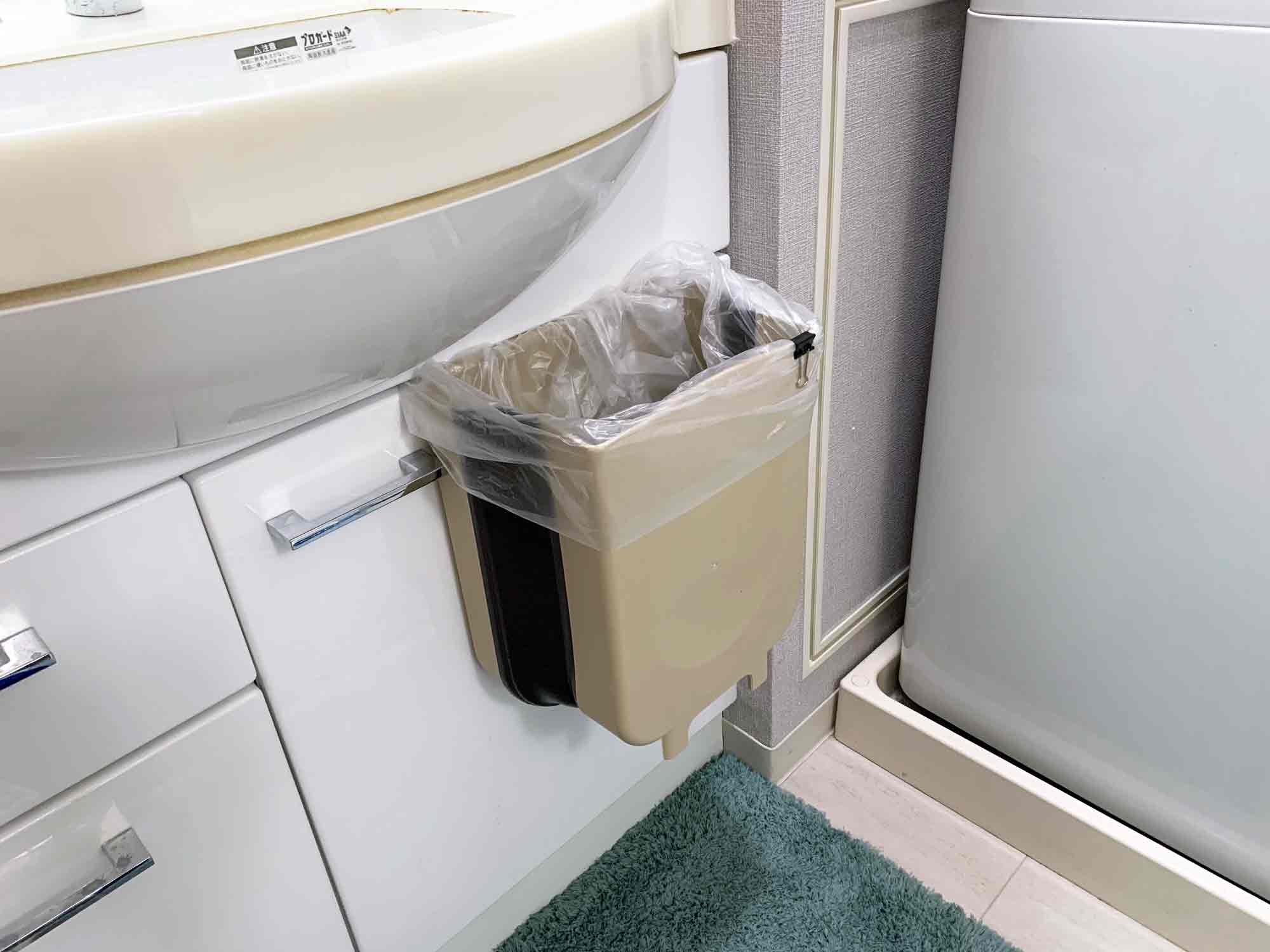 洗面所のシンク下の扉にゴミ箱を引っ掛ける