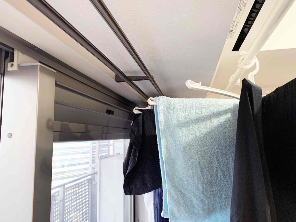 窓の上側にある斜めに開くタイプの通気口。その近くに洗濯物を干して部屋干しを速乾させる