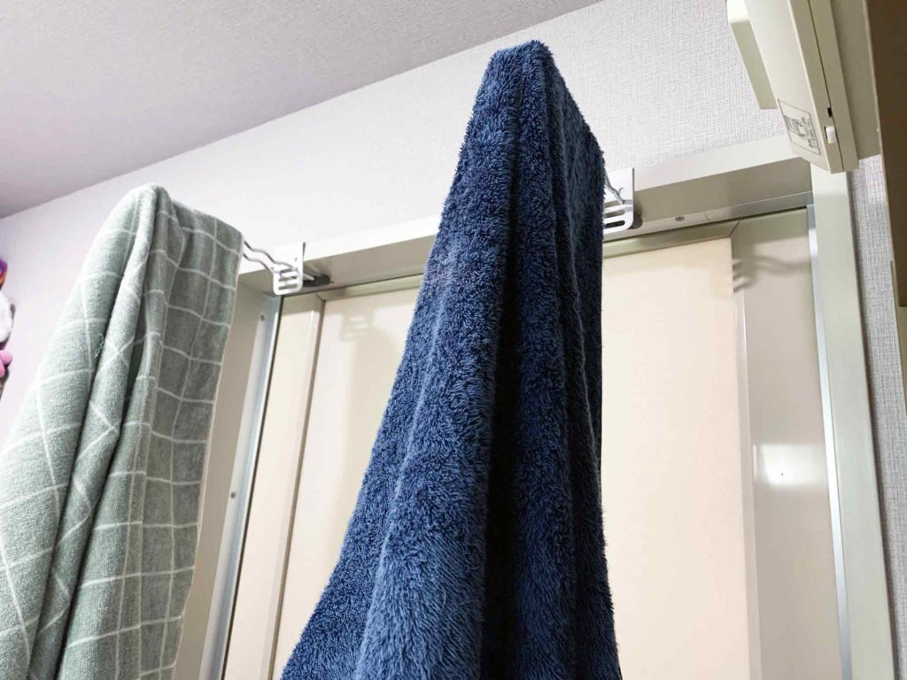 鴨居フックを浴室の縁に掛けてバスタオルの乾燥に使う