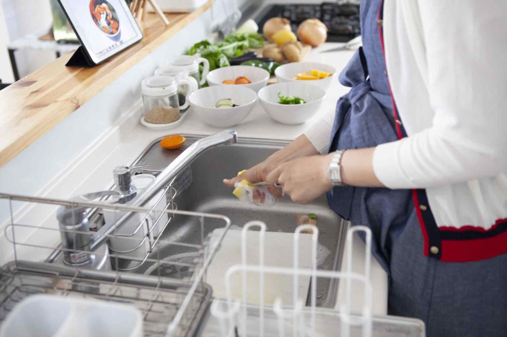 皿洗い中や料理中は10気圧防水の時計をつけても大丈夫、ただし塩水や醤油の付着に注意