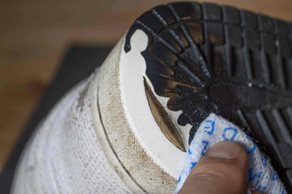 スニーカーの靴底の穴補修前の大事な拭き取り
