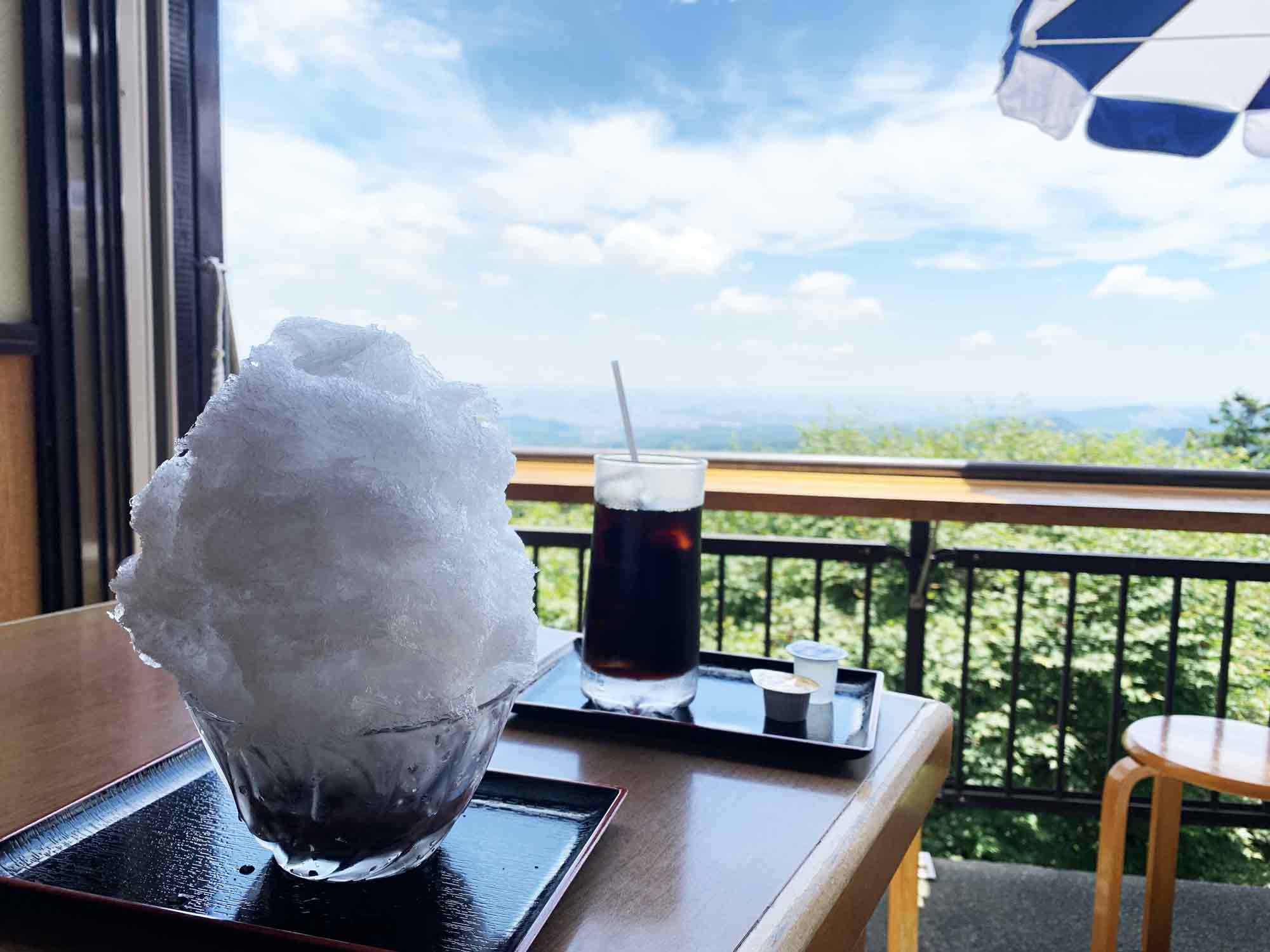 高尾山道中のお店で食べるかき氷とコーヒーと最高の眺め