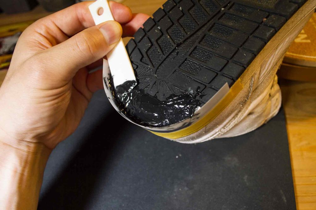 スニーカーの靴底に塗布したゴムのペーストを平らに均す
