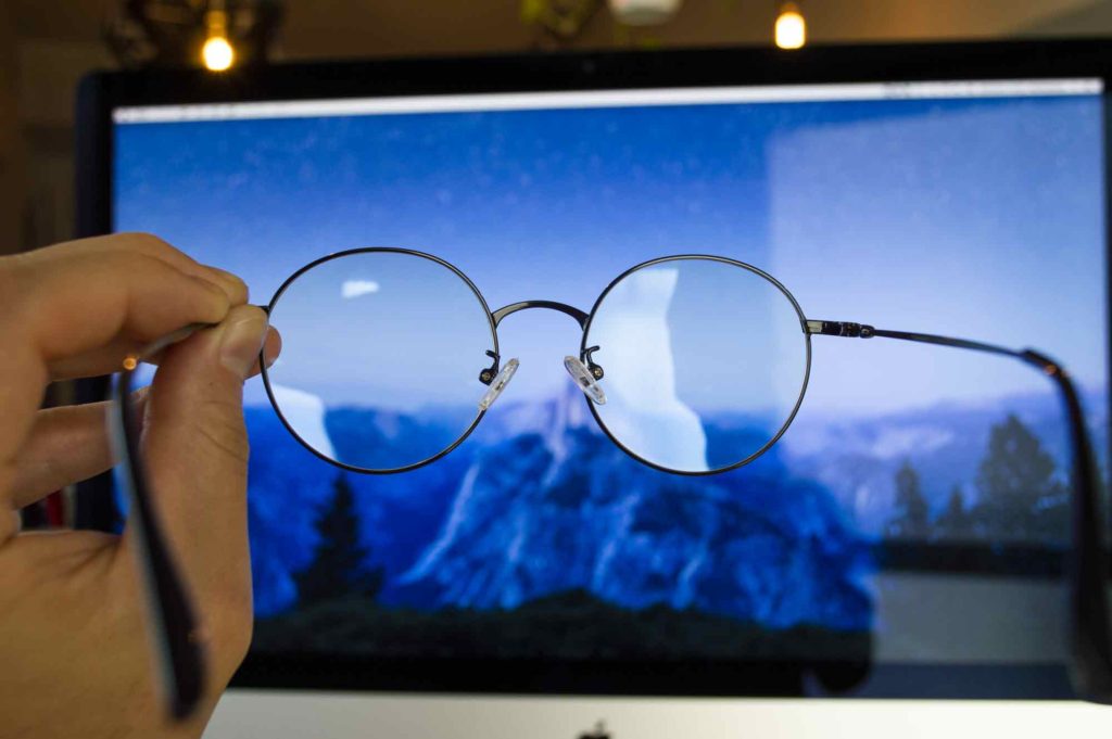 パソコン画面からレンズを通してみるブルーライトカットレンズ眼鏡