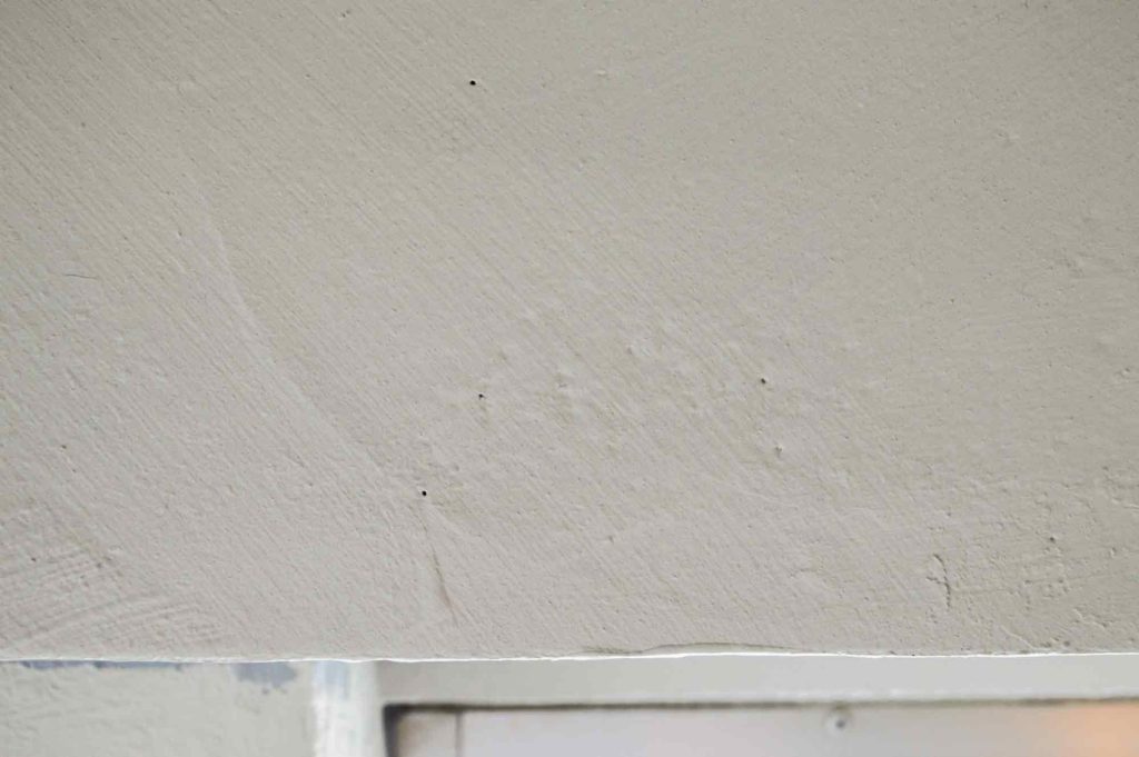 フックを貼り付ける凹凸の激しいコンクリート壁
