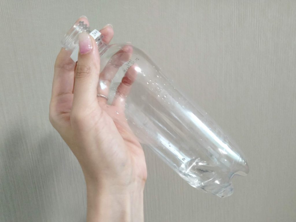 冷たい飲み物が入ったペットボトルなどを押し当てる事で脇汗を抑えることができる