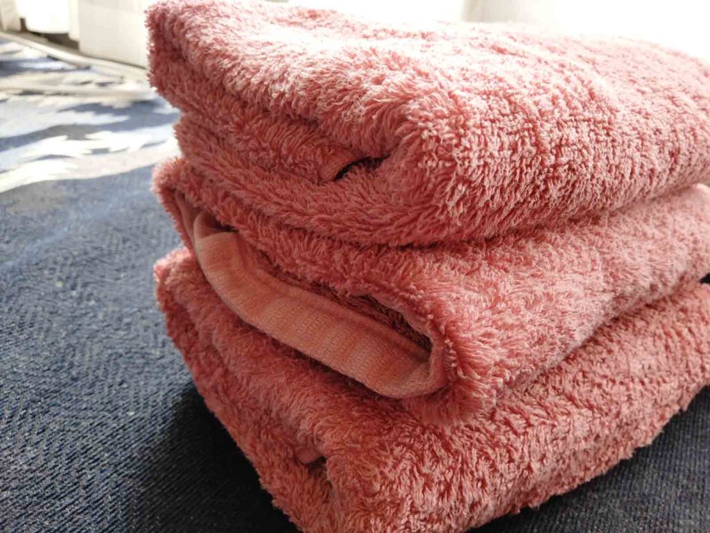 ソフランプレミアム消臭０で洗濯したタオルを積み重ねている