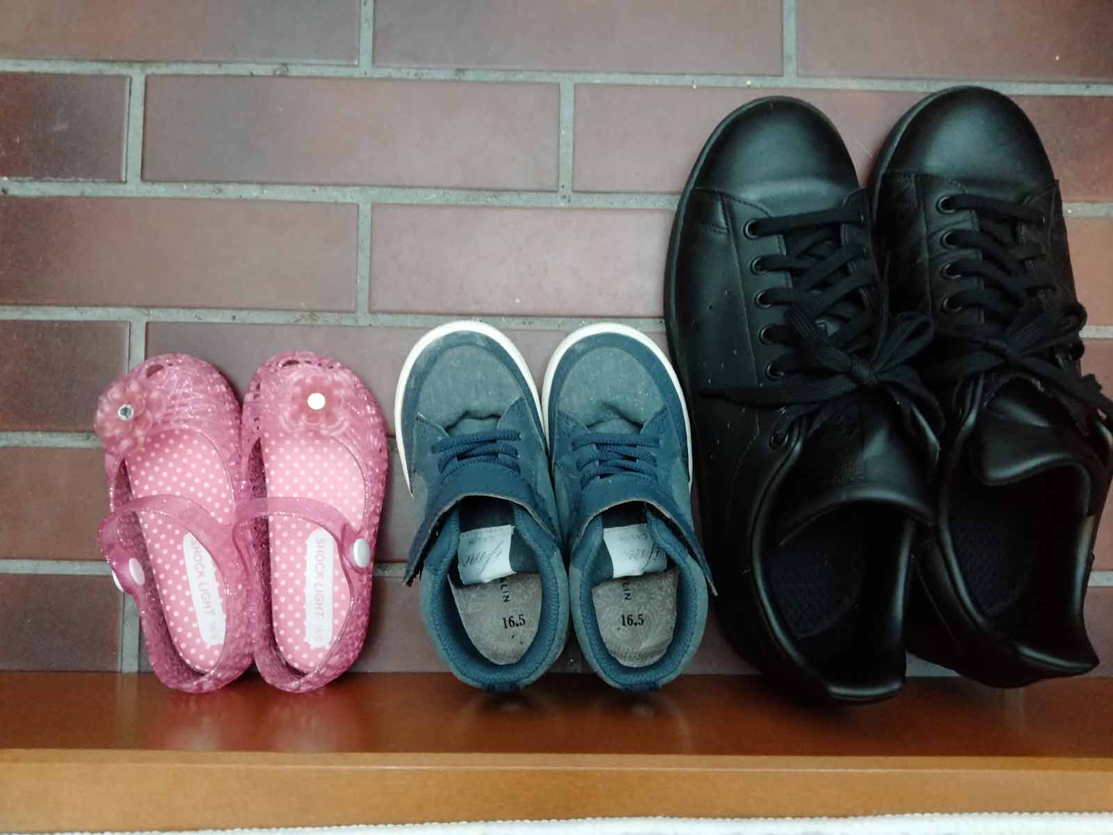 玄関に並べられている子供靴と大人靴