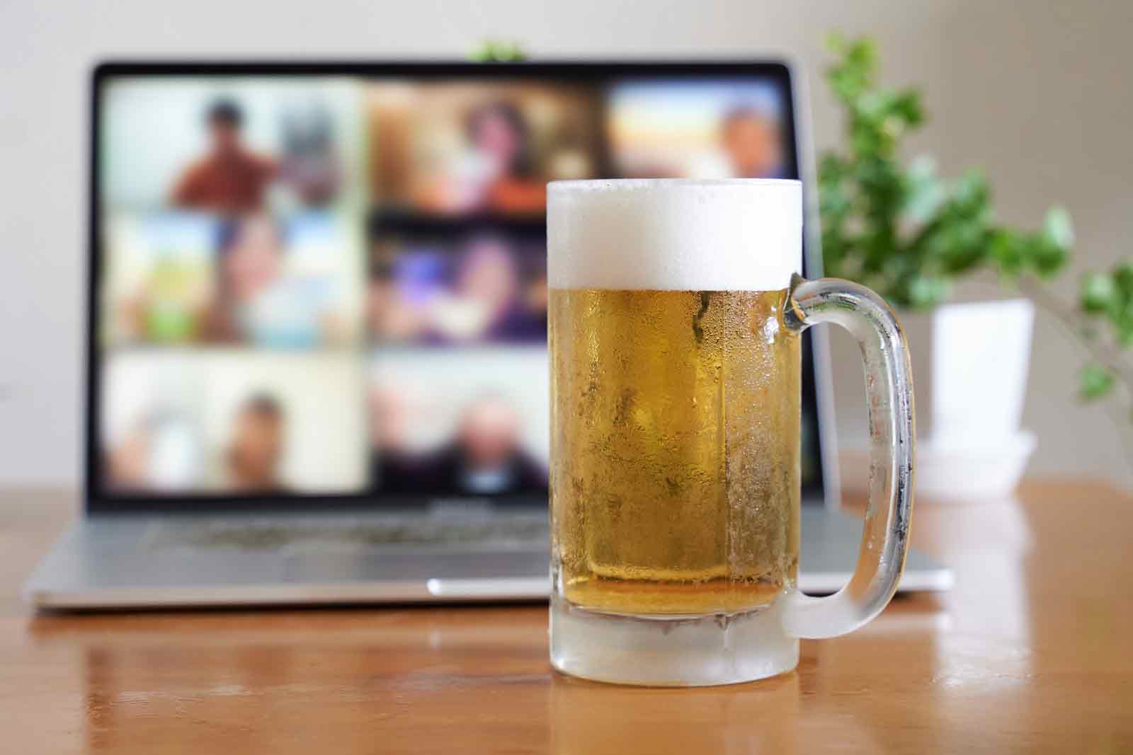 オンライン飲み会中。生ビールがキンキンに冷えている。