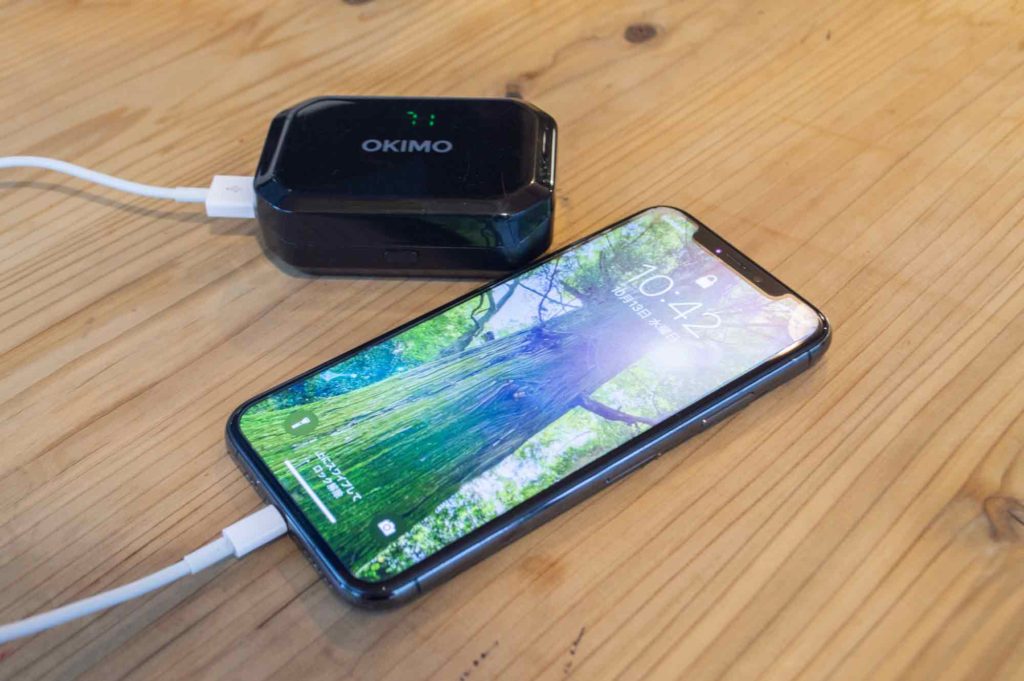 OKIMOのBluetoothワイヤレスイヤホンのケースでiPhoneXを充電