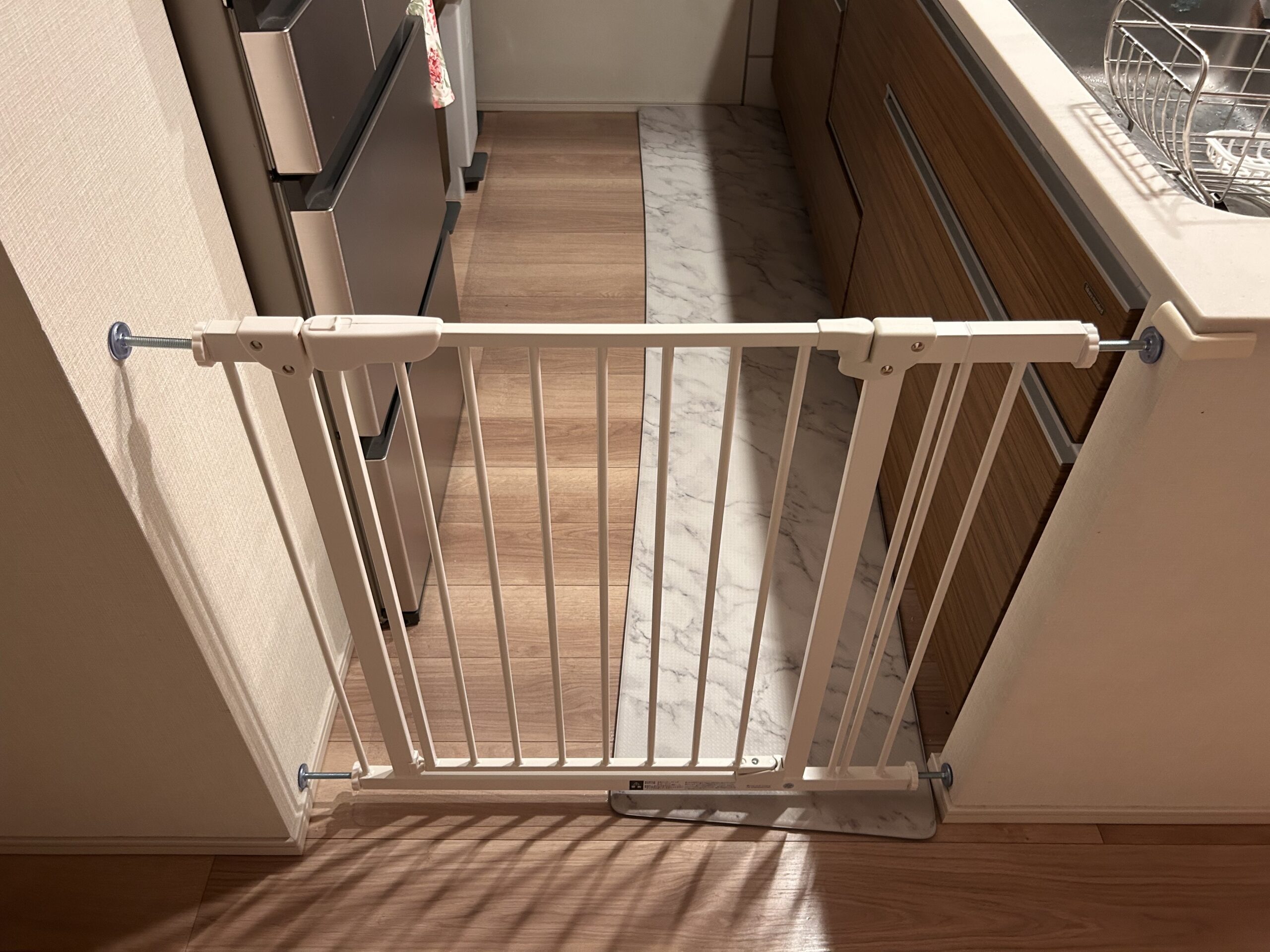 キッチンにセットしたベビーゲート