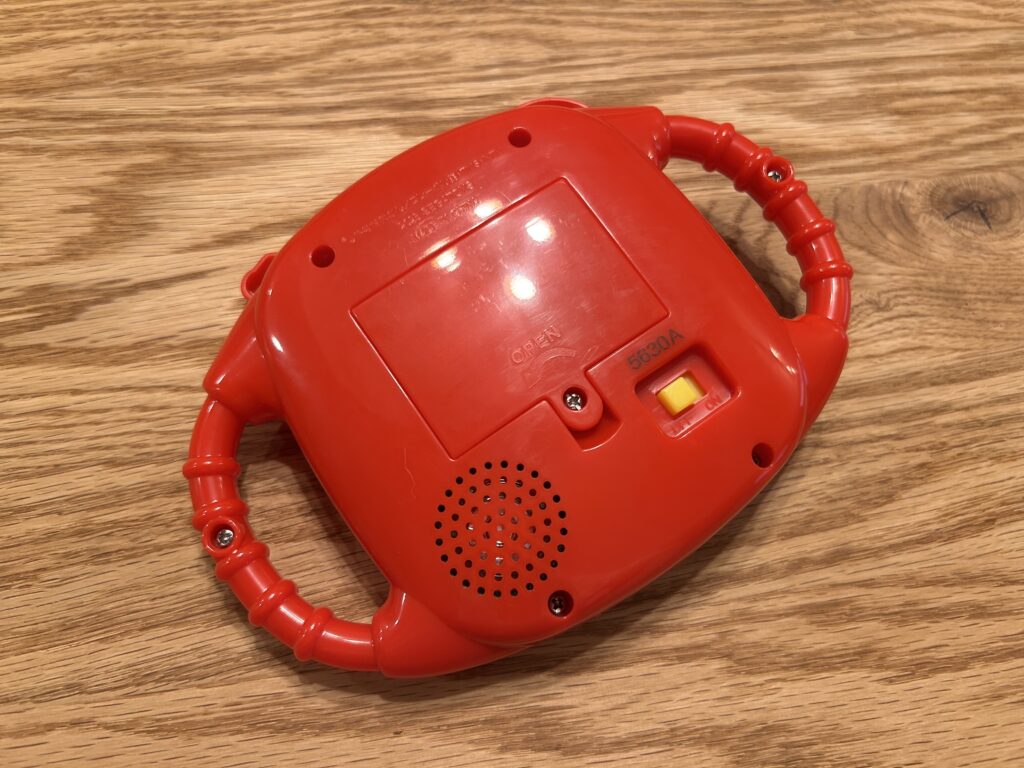 裏側に電池入れ